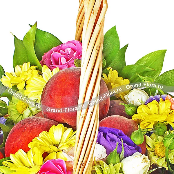 Ласковое лето - корзина с розами и персиками