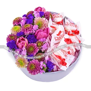 Цветочный бисквит - коробка с цветами и конфетами Цветочный бисквит - коробка с цветами и конфетами