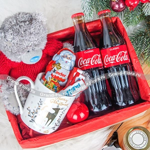 Новогоднее веселье - коробка с кока-колой и игрушкой Новогоднее веселье - коробка с кока-колой и игрушкой