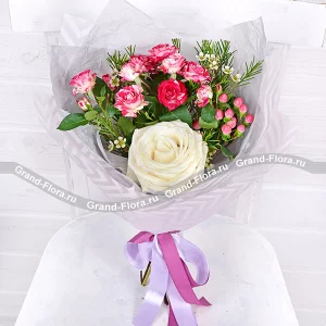 Невесомость - стильный букет-комплимент из роз с гиперикумом Невесомость - стильный букет-комплимент из роз с гиперикумом