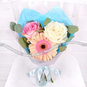 Нежный аккорд - букет-комплимент из роз и герберы Нежный аккорд - букет-комплимент из роз и герберы